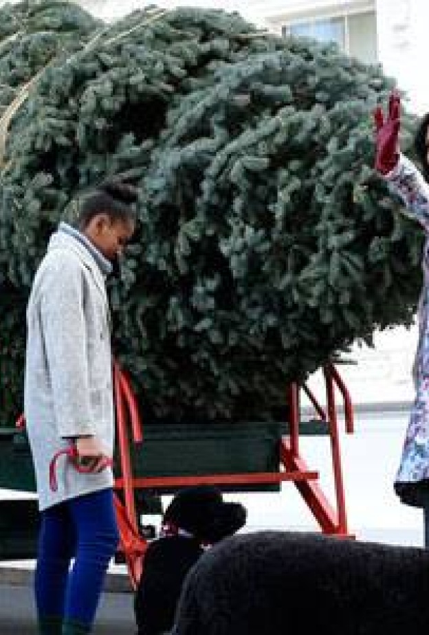 ميشيل أوباما مع ابنتيها في استقبال شجرة الميلاد