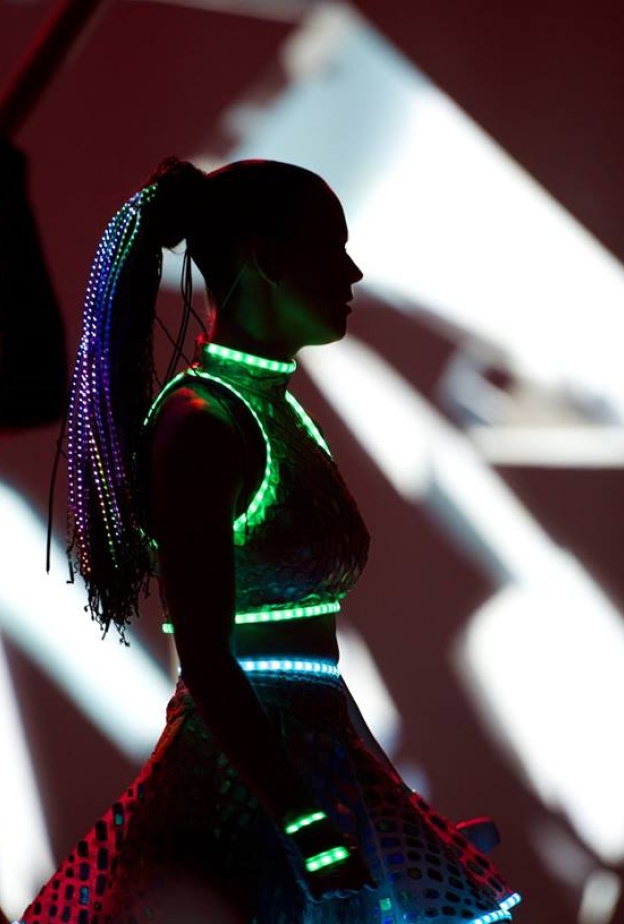 آخر تقليعات كيتي بيري .. وإضاءة تشع من رأسها حتى أخمص قدميها!