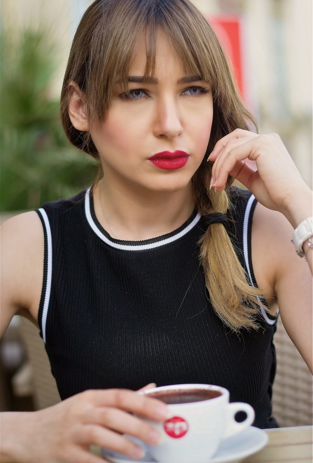 شكت لمتابعيها غدر الناس 