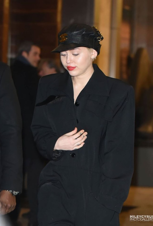 للمرة الأولى .. مايلي سايروس بإطلالة قمة في الاحتشام .. هل توافقونا الرأي؟