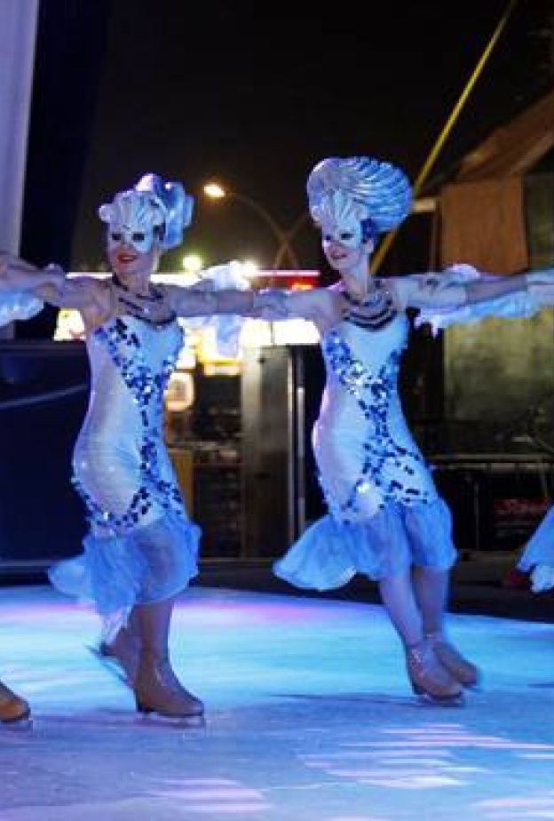 فنانات يقمن باستعراض رشاقتهن على الجليد في أحد مسارح القرية العالمية بدبي