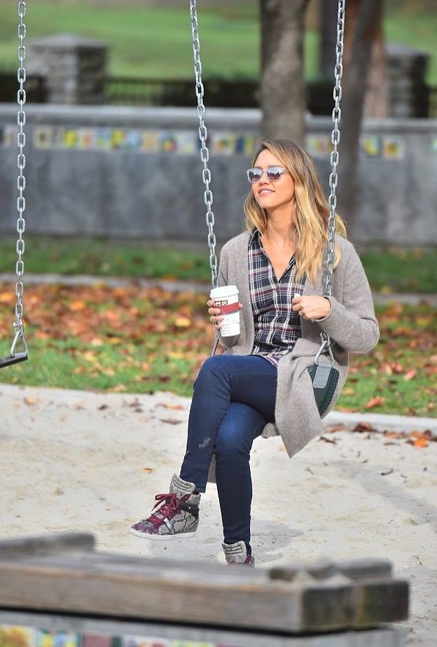 جيسيكا ألبا تعود لأيام الطفولة وتمرح على الأرجوحة