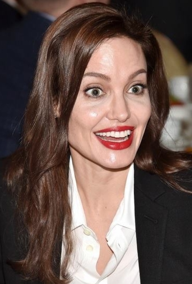 تعابير مندهشة على وجه أنجلينا جولي مخرجة فيلم Unbroken خلال غداء الحفل السنوي لجوائز AFI