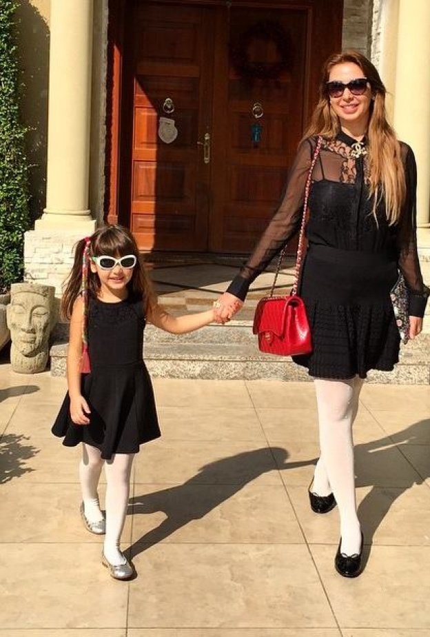 جويل وابنتها إيلا متألقتان بزي مشابه صباح اليوم