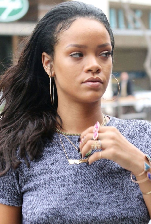 ترى ما الذي أغضب النجمة ريهانا إلى هذا الحد لترمق ناظريها بهذه النظرة الحادة؟