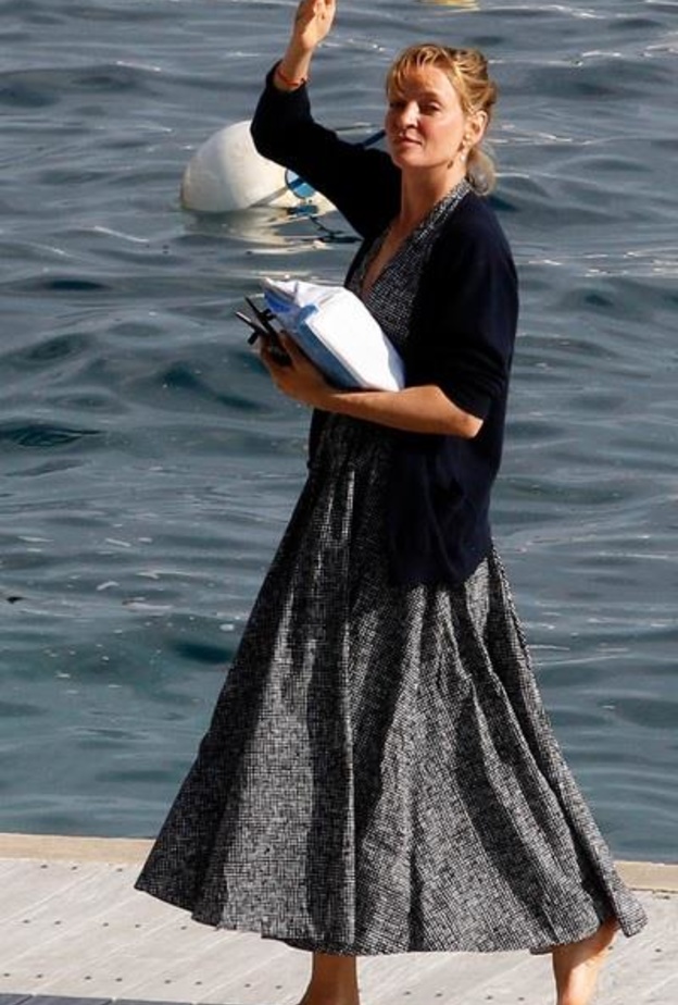 أوما ثورمان حافية القدمين و تلوح بتحية بحرية في مدينة كان!