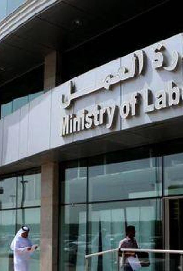 في الإمارات: تسديد 1000 منشأة لغرامات تأخير بطاقات العمل 