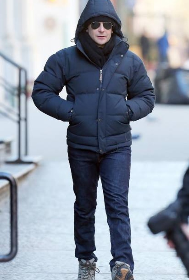 برادلي كوبر يكاد لا يعرف من برودة الطقس في نيويورك!