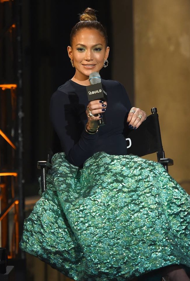 أليست الفنانة الأكثر أناقةً؟ جينفر لوبيز بكامل جمالها وأناقتها خلال الحديث عن فيلمها الجديد في نيويورك