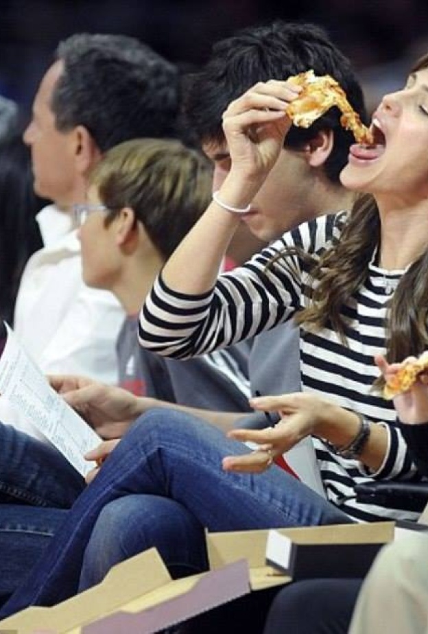 جينيفر غارنر تخرق قواعد الحمية وتلتهم قطعة من البيتزا بشراهة