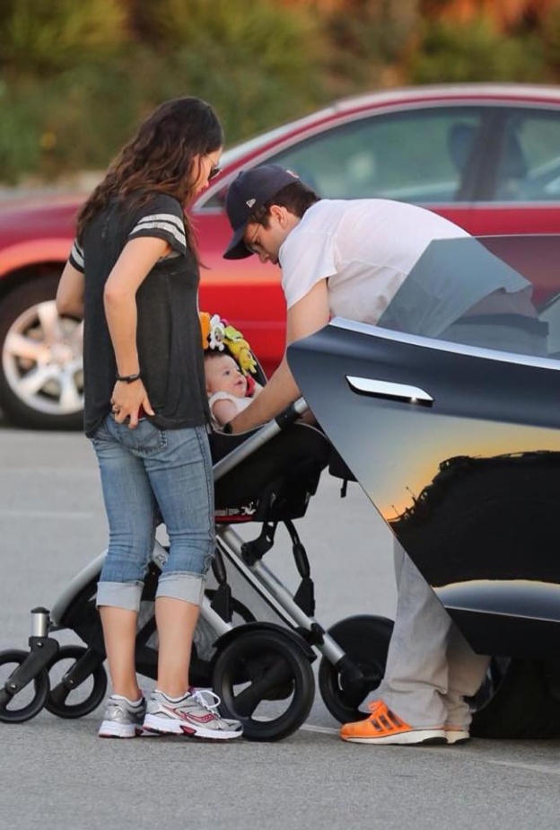 ميلا كونيس وأشتون كوتشر يصطحبان إبنتهما الصغيرة في نزهة على الشاطىء