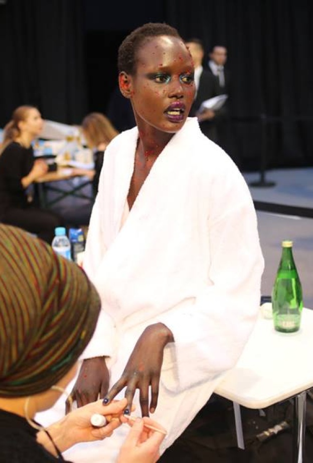 عارضة أزياء تخضع لتجميل أظافرها قبل اعتلاء منصة الأزياء ضمن عروض الأزياء في باريس