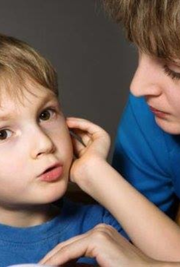 بالفيديو .. متى يعتبر الطفل متأخرا عن الكلام؟