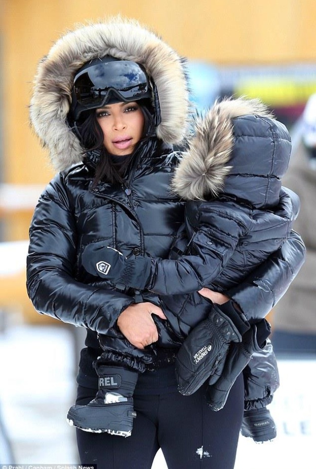 كيم كاردشيان تتألق وابنتها نورث بزي مماثل خلال تزلجهما في مونتانا