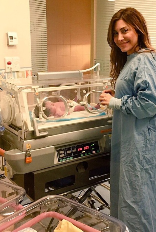 كلا، لم تنجب يارا بعد. لكنها فرحة بتهنئة صديقها طارق كرم وزوجته بمولودهما الجديد.