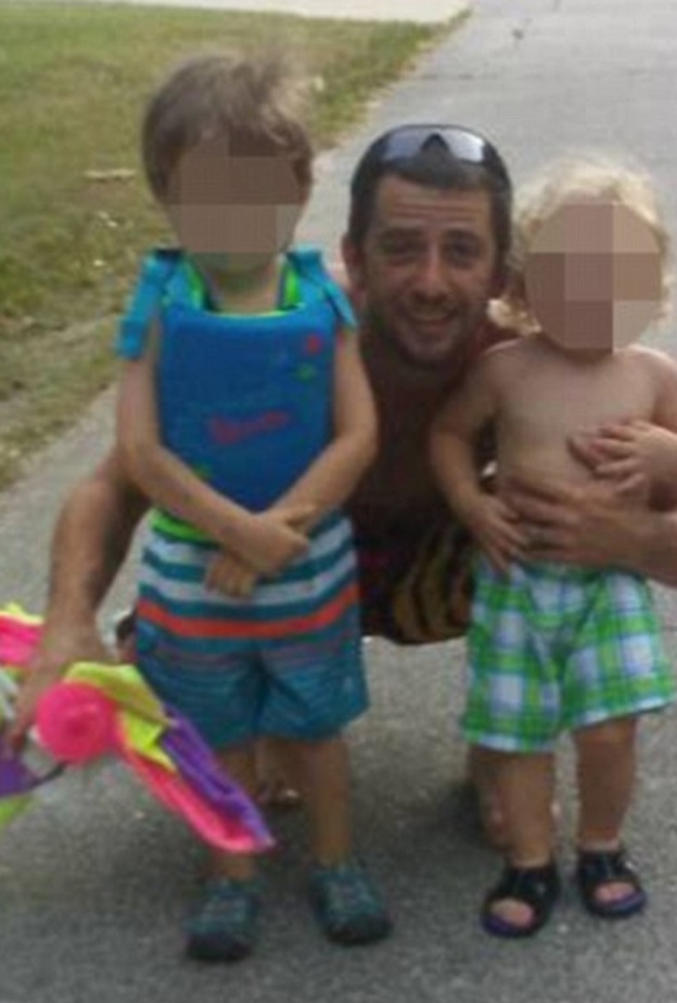 أطفال يشاهدون فيلماً بجوار جثة والديهما