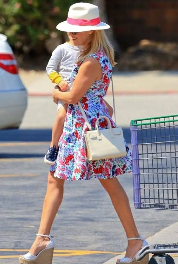 ريز ويذرسبون بمنتهى الأناقة بعد تسوقها من السوبر ماركت!