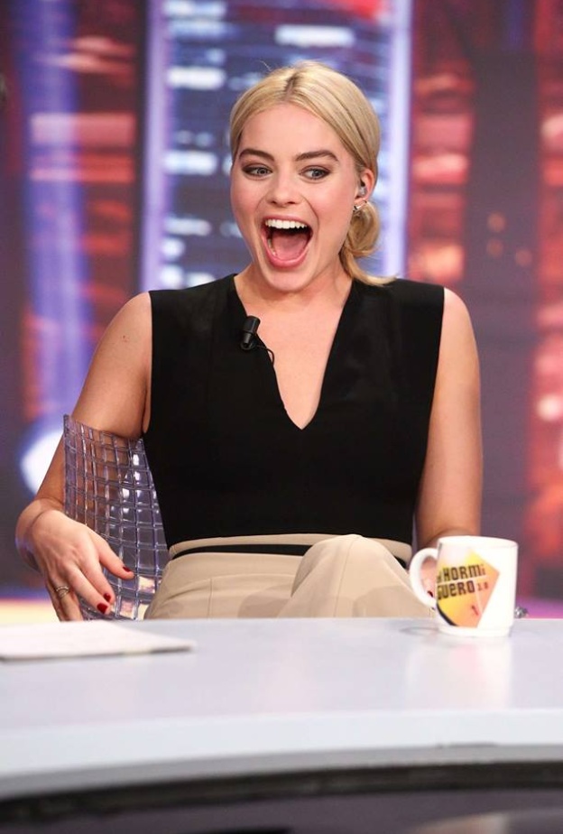 النجمة مارجوت روبي .. وضحكة من القلب أثناء استضافتها في أحد البرامج في مدريد