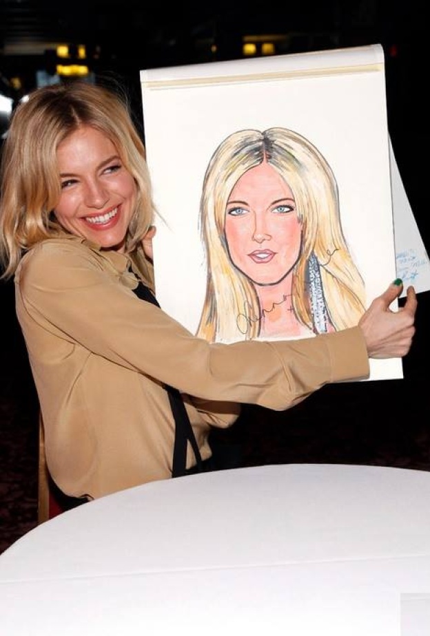 تبدو سيينا ميلر سعيدة للغاية بصورة الكاريكاتير التي رسمت لها في نيويورك