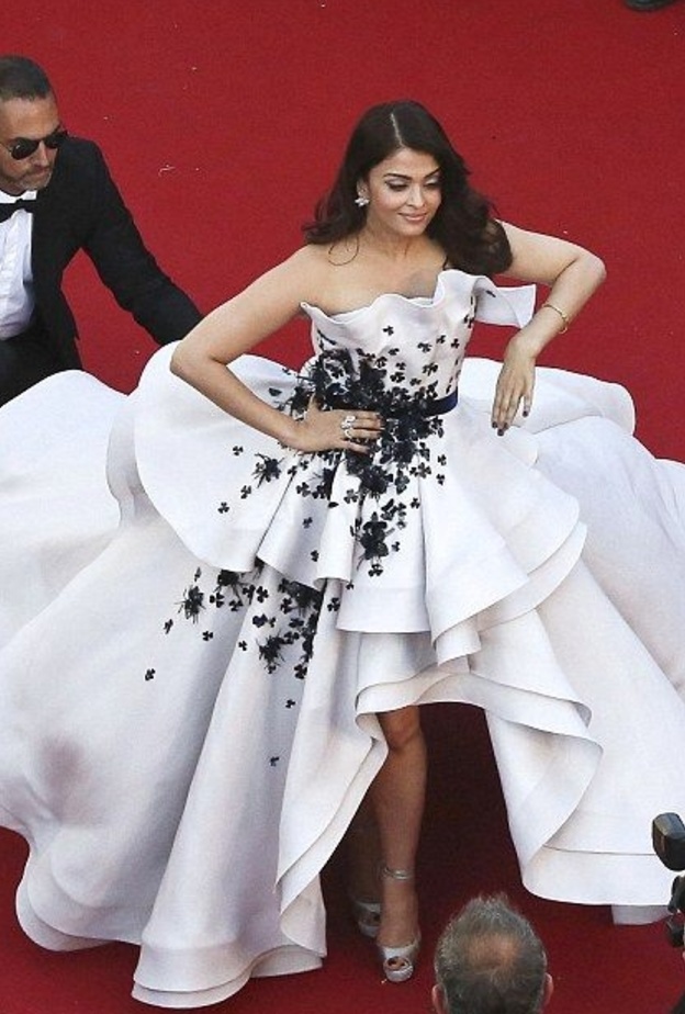 اطلالة أكثر من رائعة لنجمة بوليوود أشواريا راي في مهرجان كان