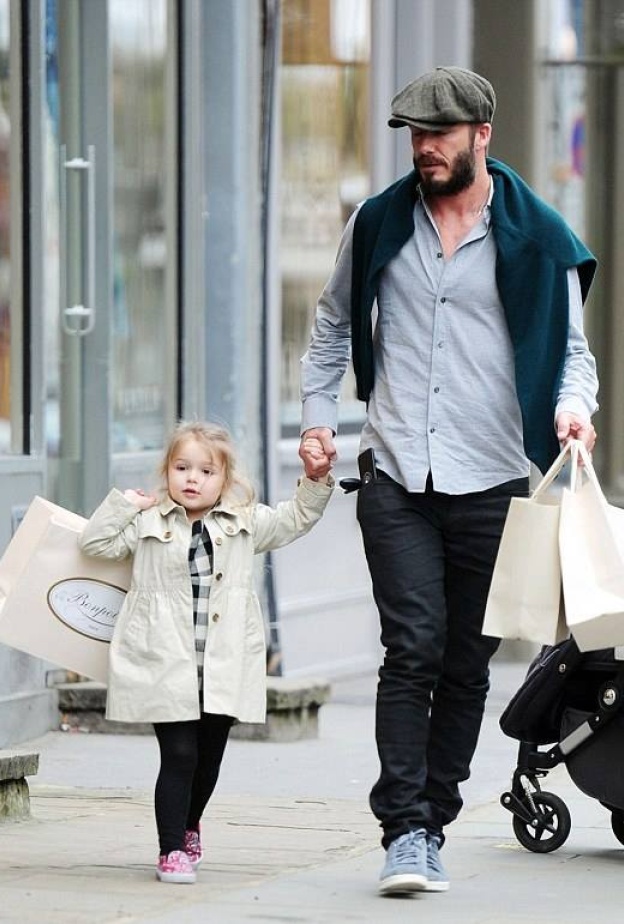 هاربر تتسوّق مع والدها الوسيم دايفيد بيكهام في شوارع لندن