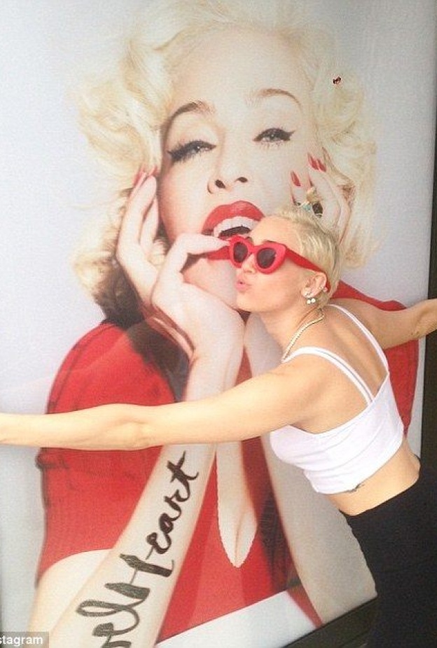 مايلي سايروس تحتضن بوستر إعلاني لألبوم مادونا .. ومادونا تعيد نشر الصورة على حسابها في الانستغرام