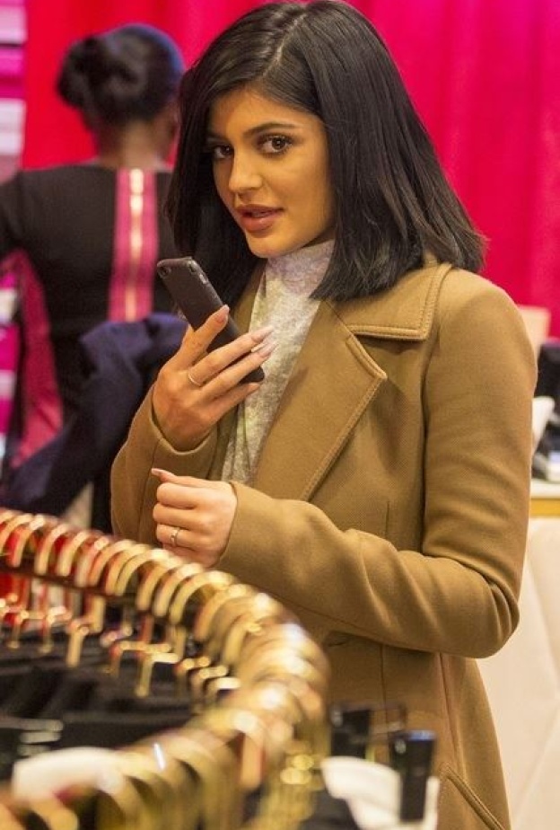 كيلي جينر في لندن .. يا ترى من تهاتف المليونيرة الصغيرة أثناء تسوقها؟