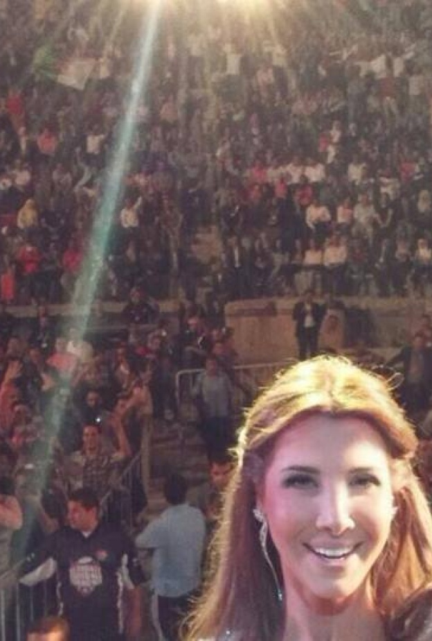 نانسي عجرم تلتقط صورة سيلفي مع جماهيرها في مهرجان جرش