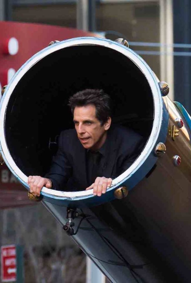 بن ستيللر يروج لفيلمه الجديد من فوهة مدفع