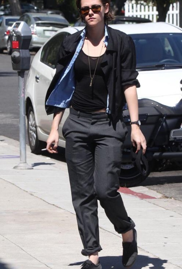 كريستين ستيوارت بإطلالة صبيانية متمردة في ويست هوليوود