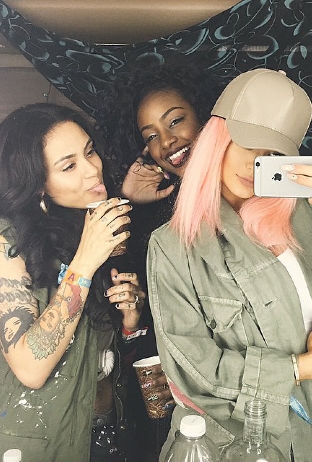 من الأزرق السماوي للشعر الوردي ياترى كم لون لشعر كيلي جينر