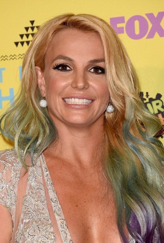 بريتني سبيرز تنضم لقائمة نجمات بالشعر الملون خلال حفل the Teen Choice Awards