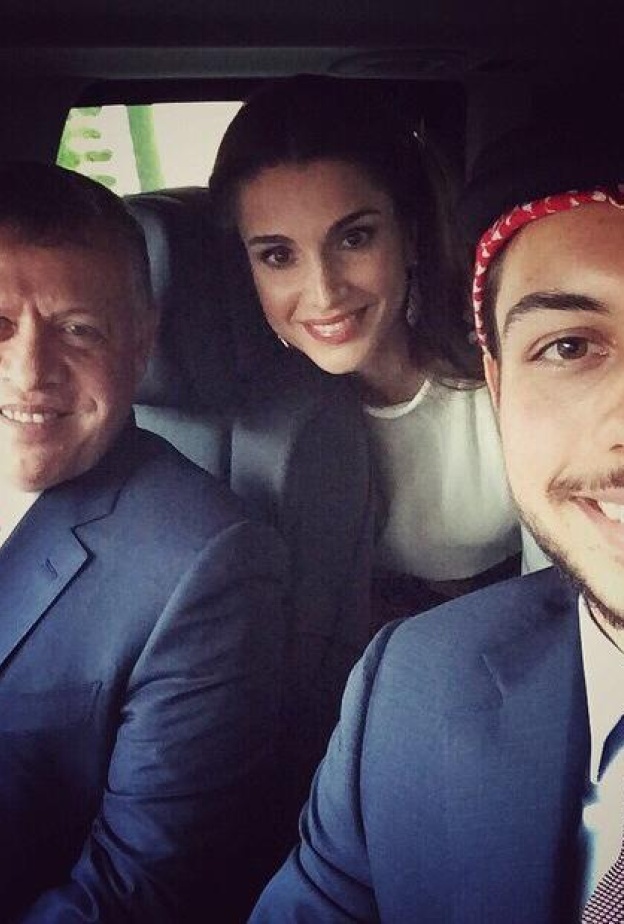 سيلفي للأمير الحسين يجمعه بوالديه الملك عبد الله والملكة رانيا بعد احتفالات عيد استقلال الأردن ال ٦٩ 