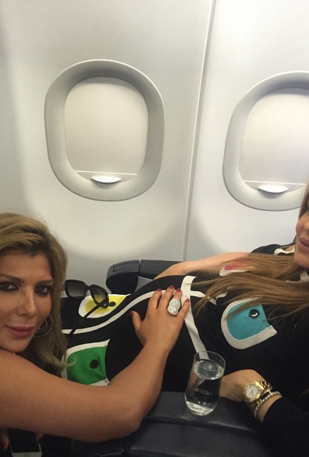 أصالة تبارك لكارول سماحة على الحمل بطريقة طريفة