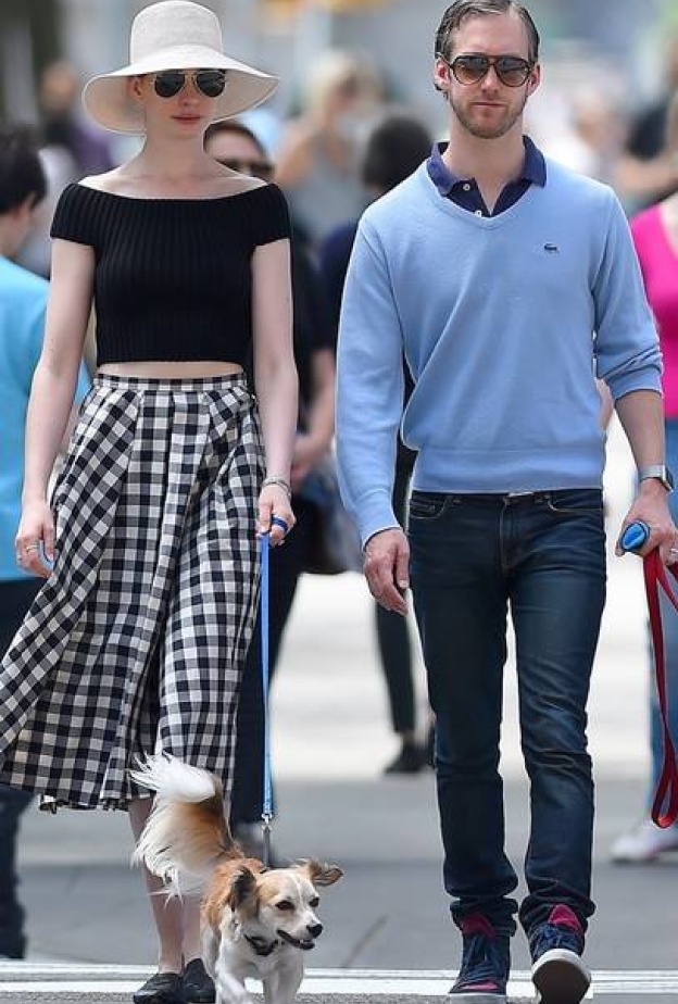 العاشقان آن هاثاواي و آدم شولمان يستمتعان بنزهة رومانسية في نيويورك