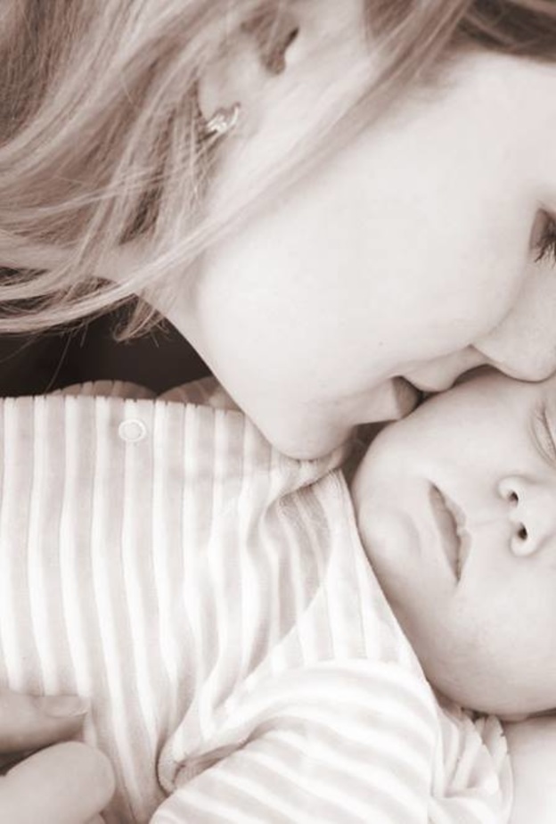 تقبيل الرضيع.. حنان وحب أم أداة للقتل  