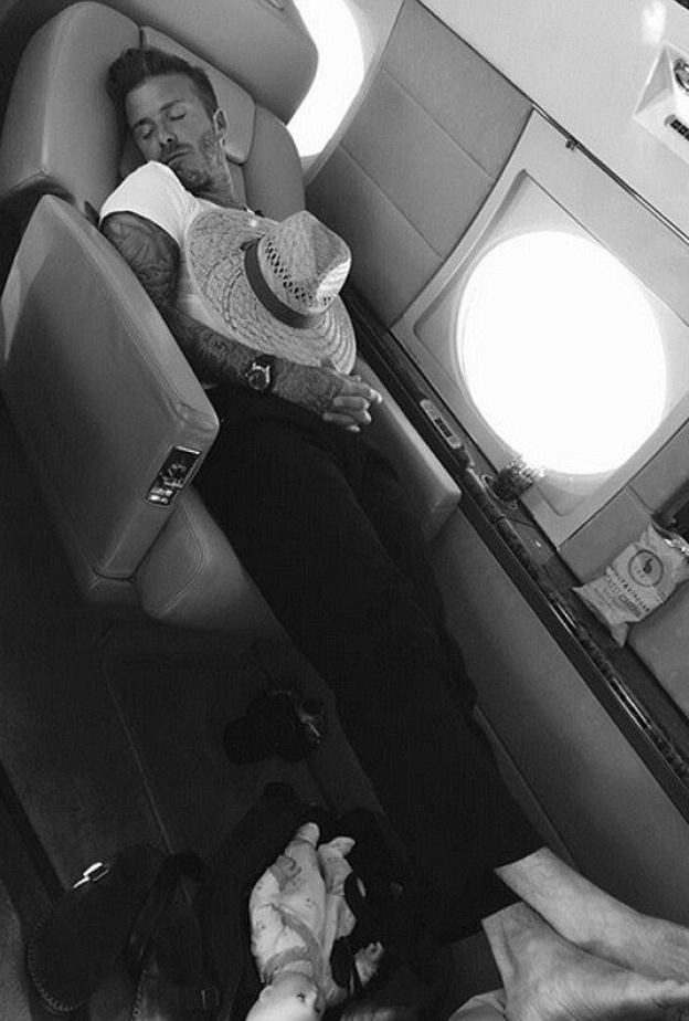 يبدو أن ديفيد بيكهام واجه يوما مُتعبا .. ليغفو كالطفل خلال رحلة بين لوس أنجلوس ولندن