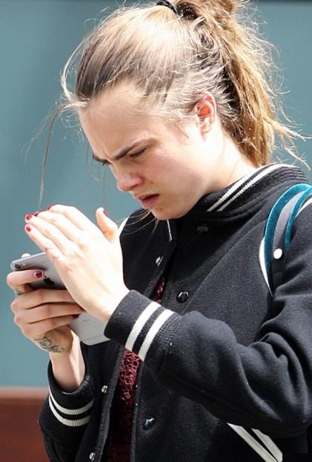 يا ترى ما هو الأمر المهم الذي يجعل كارا ديليفين تركز على موبايلها بهذه الجدية ؟!