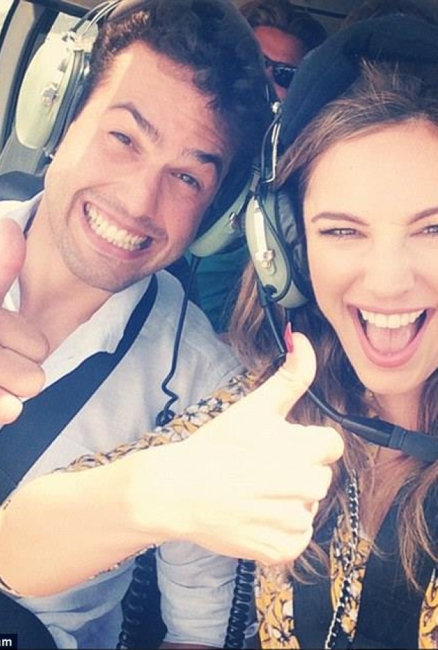 كيلي بروك تستمتع بجولة بالهيلوكوبتر من كان إلى سان تروبيه