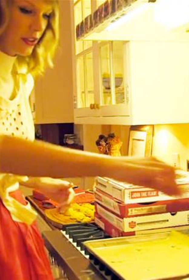 تايلور سويفت تعلم متابعيها كيفية عمل كوكيز مع رقائق الشوكولاتة 