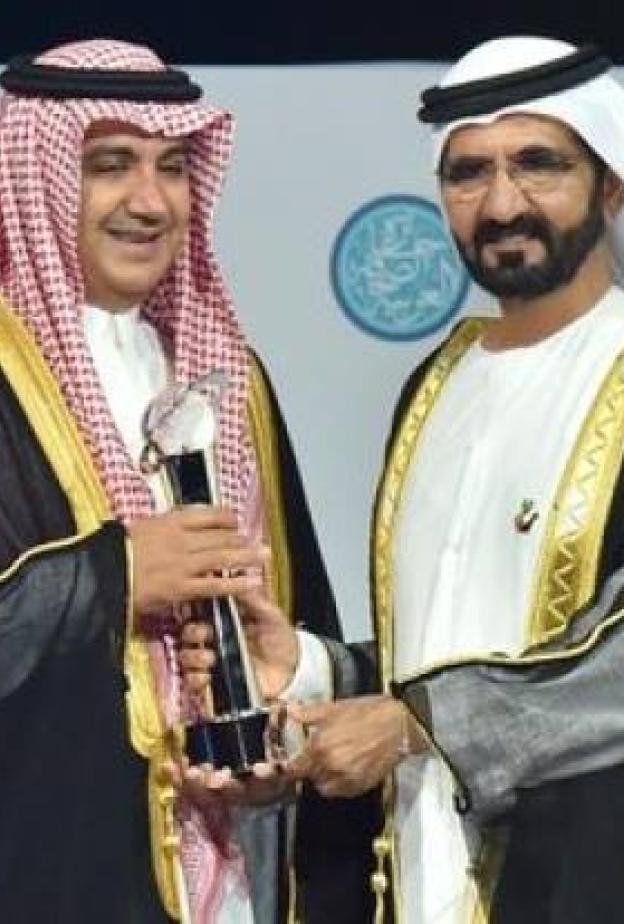 الشيخ محمد بن راشد يسلم الجائزة للشيخ وليد بن إبراهيم آل إبراهيم، رئيس مجلس إدارة «مجموعة إم بي سي