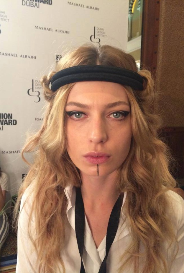 عارضة بستايل شعر مميز خلال عرض أزياء المصممة السعودية مشاعل الراجحي في فاشن فورفورد
