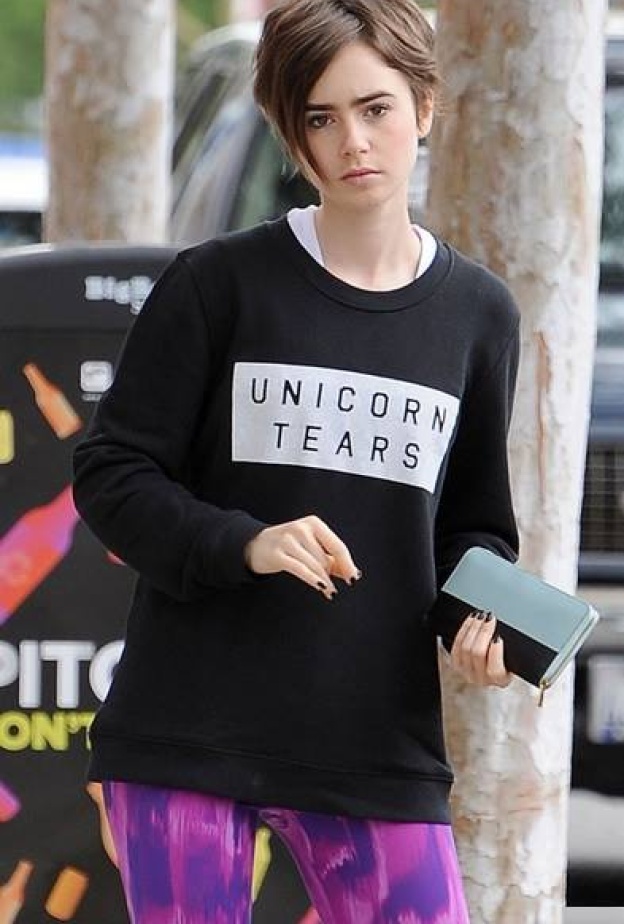 الممثلة ليلي كولينز في ويست هوليوود بإطلالة رياضية ناعمة