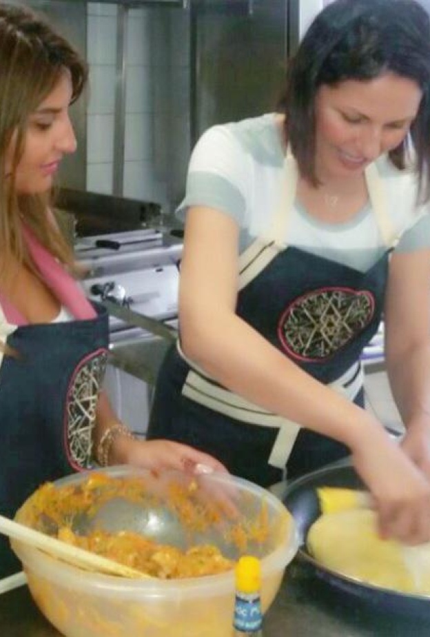 شذى حسون تعلم صديقتها إعداد البسطيلة المغربية