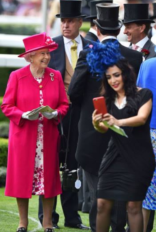 إحدى الحاضرات في سباق Royal Ascot تحاول التقاط "سيلفي" مع الملكة اليزابيث !