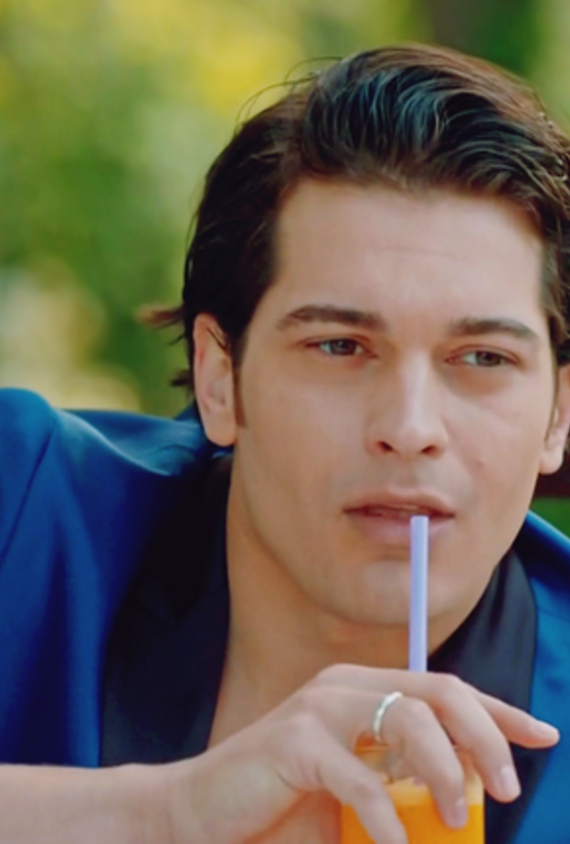 شاتاي أولسوي يظهر بشكل جديد