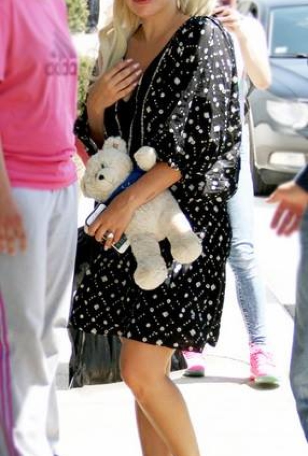 ليدي غاغا من المشاغبة في موسيقى البوب إلى الطفولة مع هذا الدبدوب!