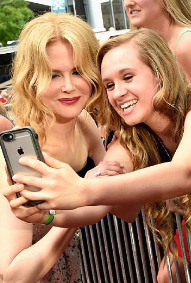 بكل بساطة نيكول كيدمان تلتقط صور السيلفي مع معجبيها خلال حفل CMT