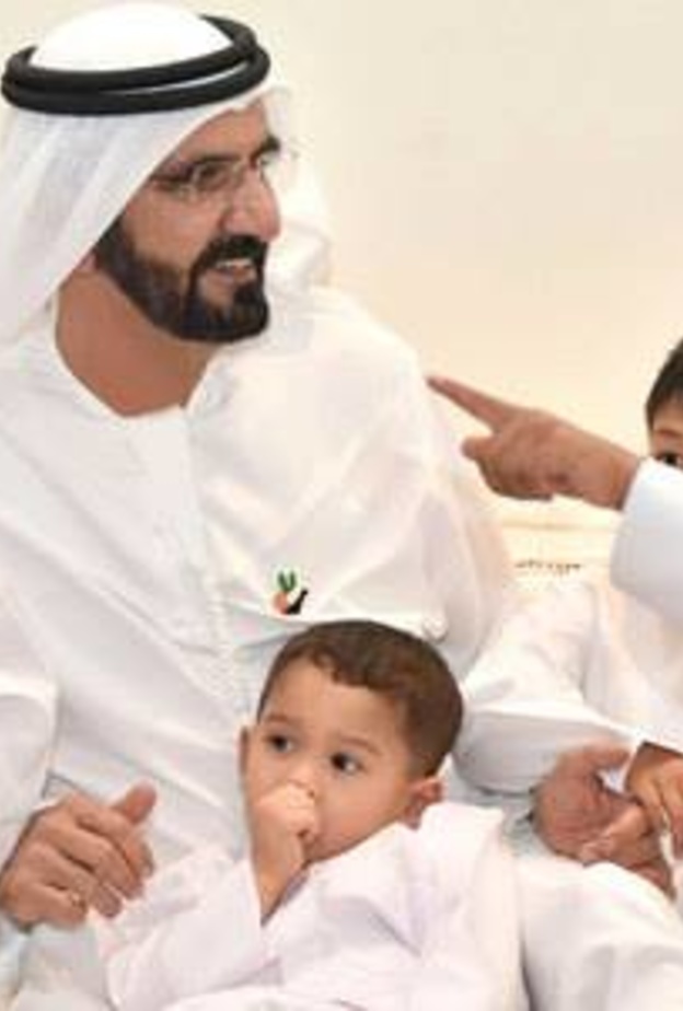 الشيخ محمد بن راشد برفقة مجموعة من الأيتام داخل قرية العائلة بالورقاء