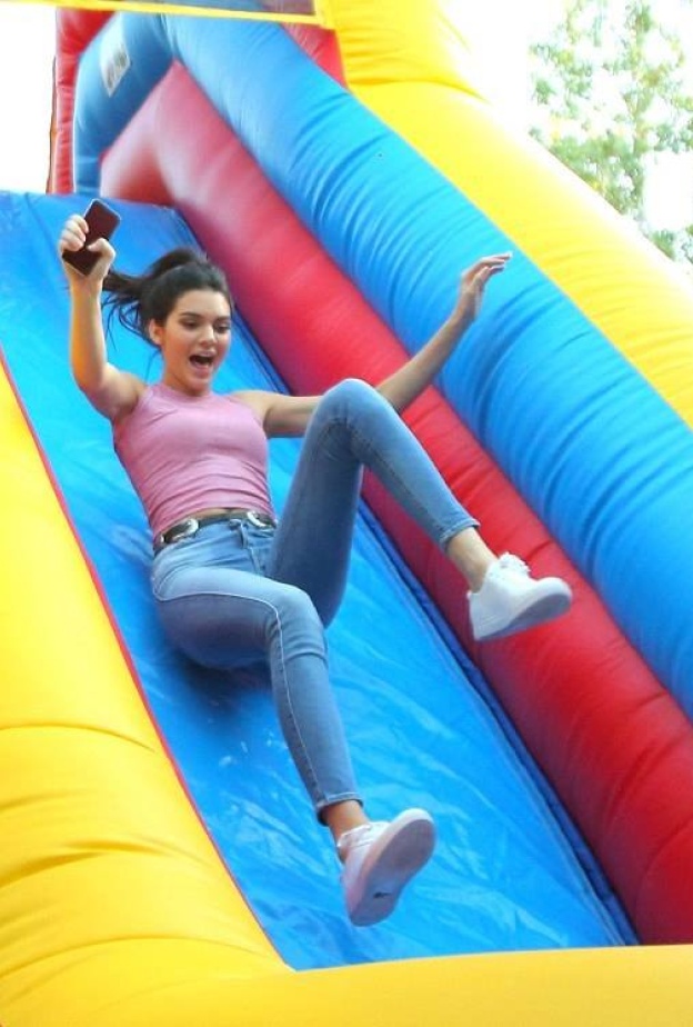 يبدو أن كيندال جينر لا زالت تعيش طفولتها خلال احتفال خاص بتخرج كيلي جينر